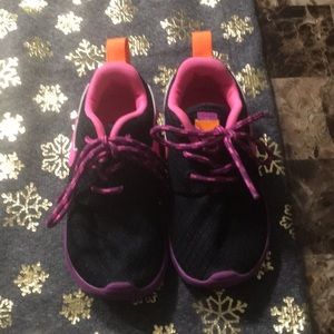 Toddler girls black Nike Sneakers size 6C!